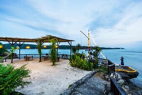 Laguna Reef Huts