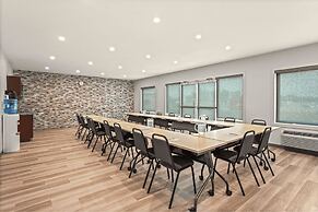 Home Inn and Suites Regina Airport