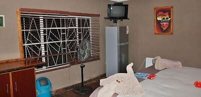 Emahlathini Guest Farm