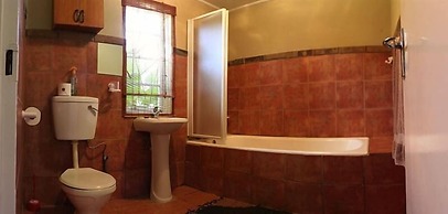 Emahlathini Guest Farm
