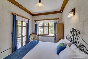 El Puente Cave Hotel
