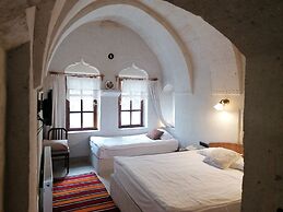 El Puente Cave Hotel