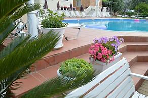 Nikos Apartments