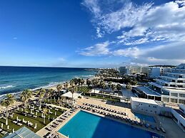 Constantinos The Great Beach Hotel