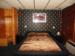 Motor court Motel