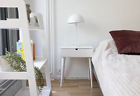 2ndhomes 2BR Center Apartment w Balcony