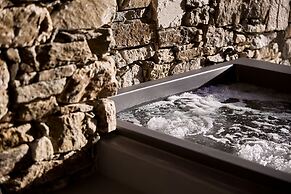 Apsila Pool Suites