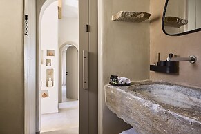 Apsila Pool Suites
