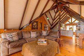 Ballots Bay Treehouse by HostAgents