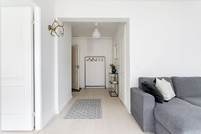 2ndhomes Modern 1BR Apartment w Balcony
