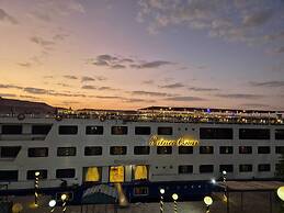 Mimi and Diamond Hotel