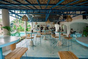 Mad Monkey Panglao