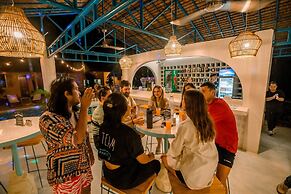 Mad Monkey Panglao