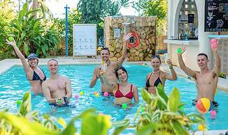 Mad Monkey Panglao