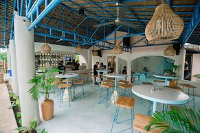 Mad Monkey Panglao