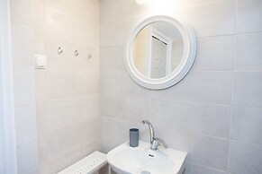 Brand new apt in central Athens