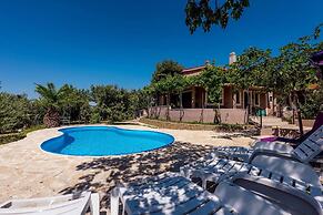 Villa Belezza Sleeps 8 With Pool