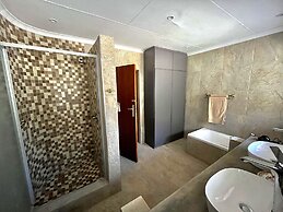 MILIMA Big 5 Safari Lodge