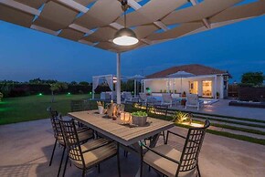 Madini Luxury villa with private Heated pool