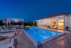 Madini Luxury villa with private Heated pool