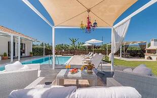 Madini Luxury villa with private Heated pool