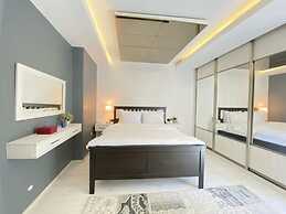 Flat With Bosphorus View and Backyard in Uskudar