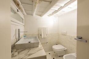 Le Grazie Luxury Apartment by Mmega