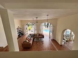 Labrolette Bay-villa-sleeps 8-pool-parking