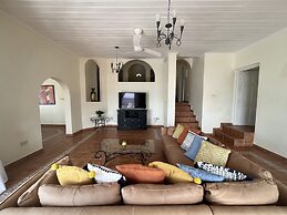 Labrolette Bay-villa-sleeps 8-pool-parking