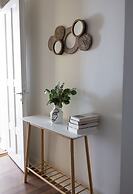 2ndhomes Charming 2BR Home w Balcony
