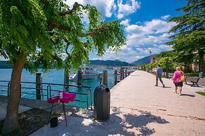 Perla del Lago Near the Beach