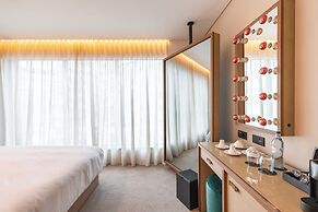 Luster Hotel
