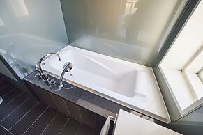 Crest72 Hotel