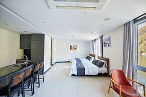 Crest72 Hotel