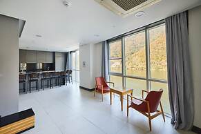 Crest72 Hotel