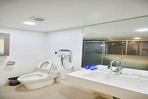 Crest72 Hotel