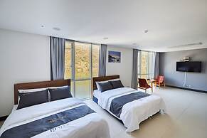 Crest72 Hotel