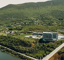 Lakeside Hotel