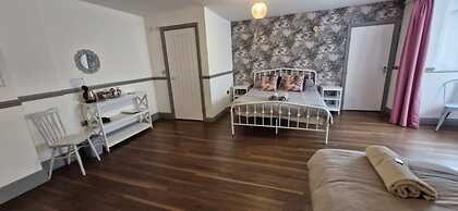 LilyRose Hotel