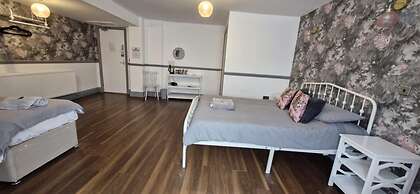 LilyRose Hotel