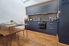 The Cedarwoods - Luxury Studio for 5!