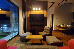 The Cedarwoods - Luxury Studio for 5!