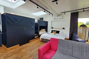 The Cedarwoods - Luxury Studio for 5!