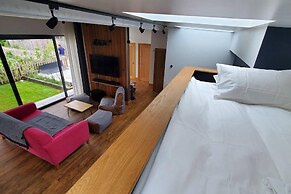 The Cedarwoods - Luxury Studio for 5!