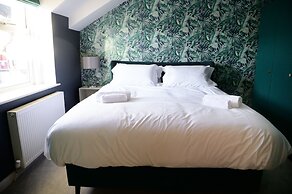 Luxurious Tranquil Four Bedroom Retreat in Buxton