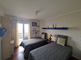 Seaside Escape - 3 Bedroom Apartment Sleeps 6
