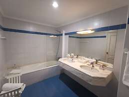 Seaside Escape - 3 Bedroom Apartment Sleeps 6
