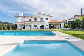 6-bed House - Sleeps 12 - Pool, Bbq, Pool Table