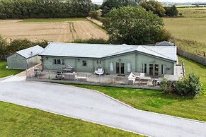 Sleeps6- Hot Tub- Pet Friendly- Log Burner