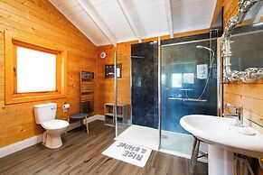 Sleeps6- Hot Tub- Pet Friendly- Log Burner